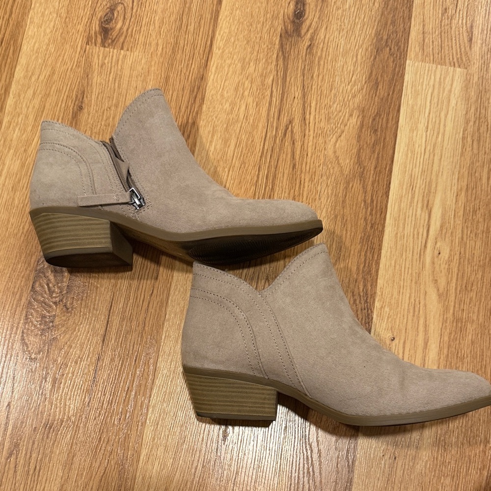 Arizona Jean Company Beige Ankle Booties